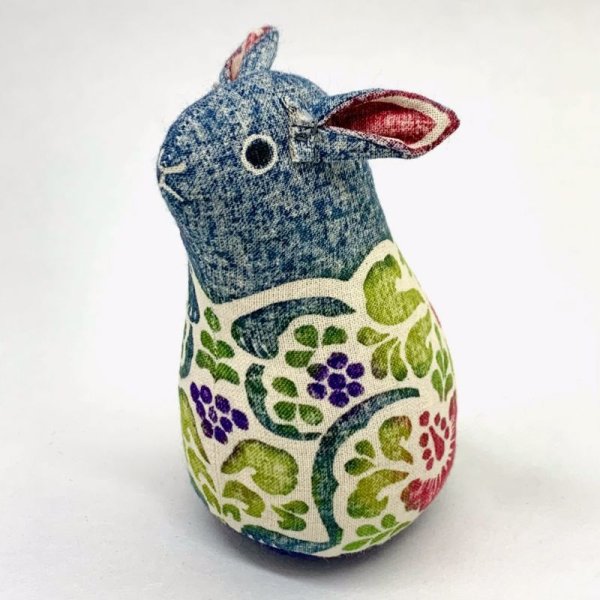 画像1: ［布製品］木版手染めぬいぐるみ・奄美のクロウサギ