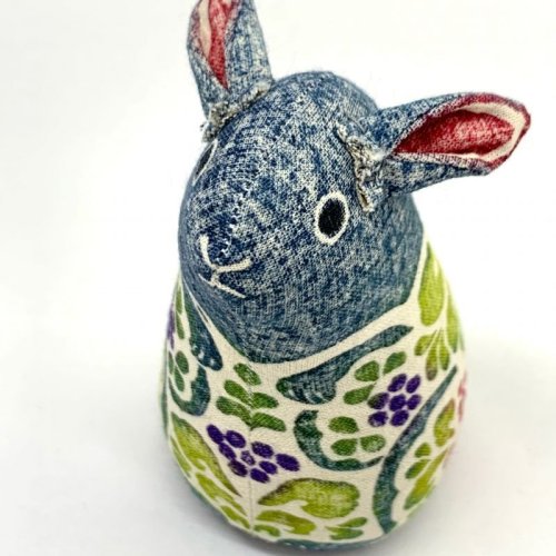 その他の写真1: ［布製品］木版手染めぬいぐるみ・奄美のクロウサギ