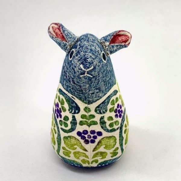 画像2: ［布製品］木版手染めぬいぐるみ・奄美のクロウサギ