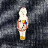 [プラ板] 尾崎人形ピンバッジ／赤毛の子守