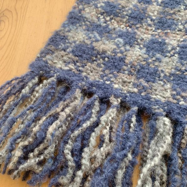 画像2: 手織りマフラー／チェック柄（紺 × グレー） (2)