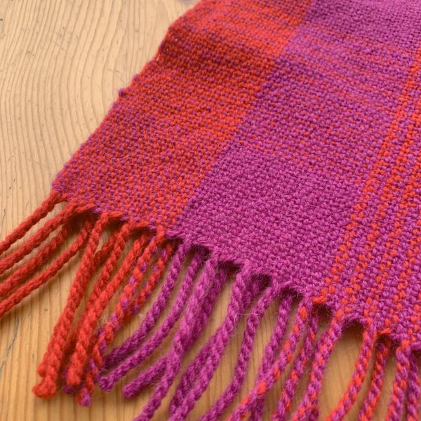 画像2: 手織りマフラー／チェック柄（赤×紫） (2)